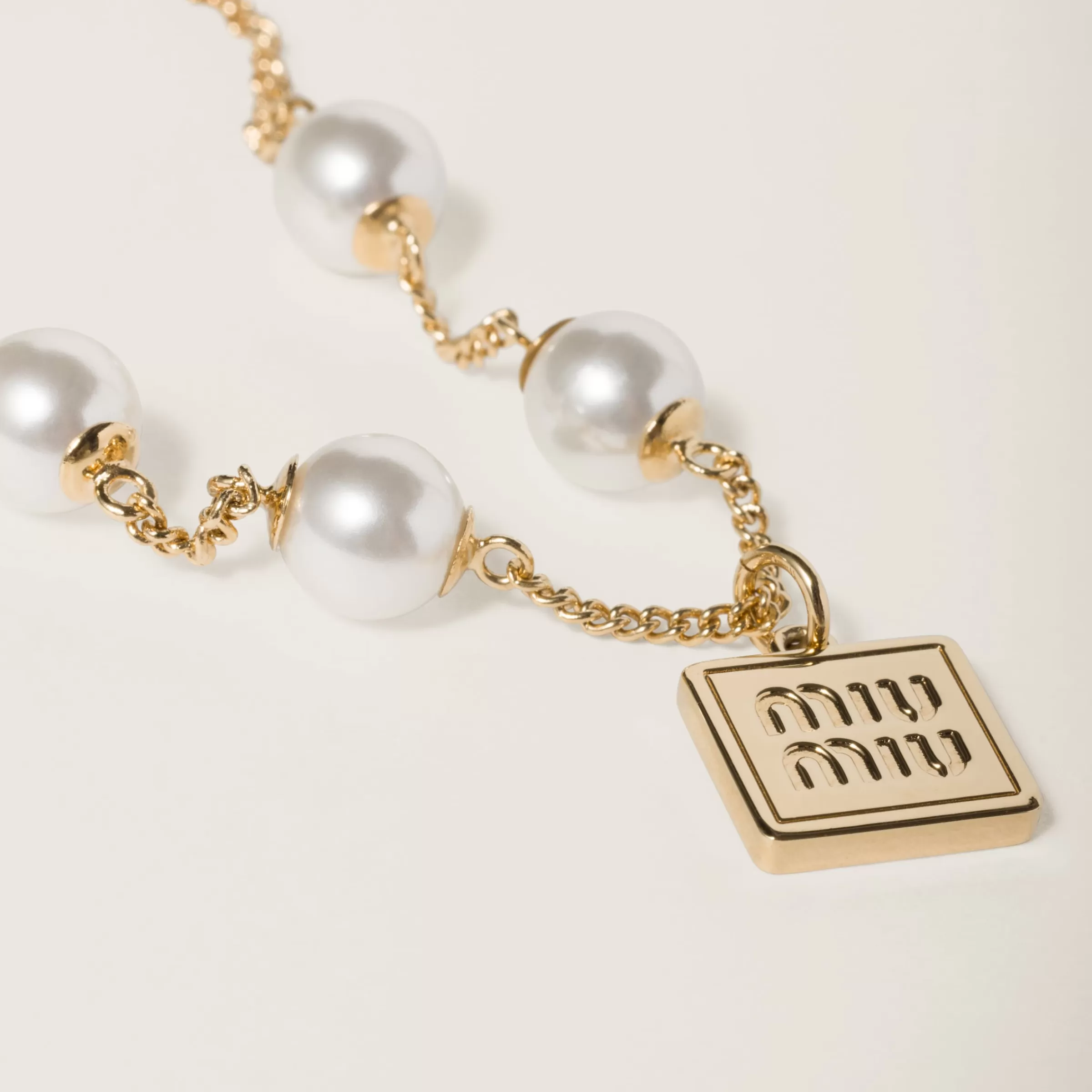 Metal bracelet with synthetic pearls>Miu Miu Shop