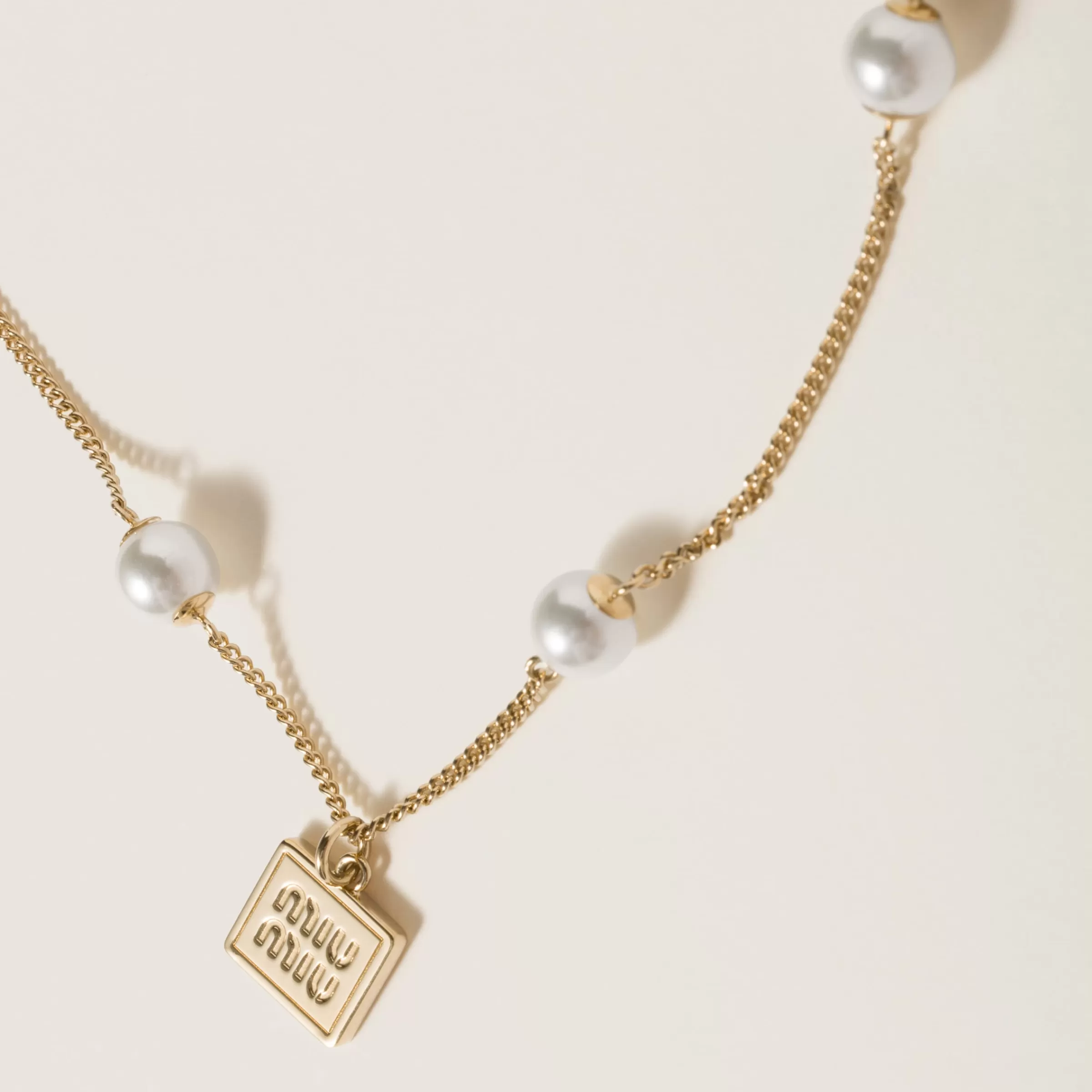 Metal pendant necklace with synthetic pearls>Miu Miu Best
